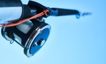Бандит краде колие на Версаче с въдица