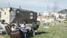 Две торнада преминаха през щеата Тенеси в САЩ и оставиха множество разрушени домове и загинали хора.