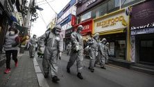 Войници разпръскват дезинфектант по улиците на Сеул, Южна Корея, като мярка срещу коронавируса. 