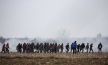 Гърция мести стотици мигранти заради риск от коронавирус