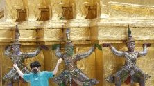 Турист с предпазна маска позира за снимка пред храма на смарагдовия Буда в Банкок, Тайланд. Туристите в страната са паднали с 6 милиона до най-ниското ниво от 4 години.