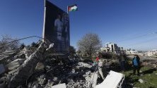 Родителите на палестинската затворничка Язан Мухамис разглеждат руините на къщата й, съборена от израелски танкове, на Западния бряг. Тя е обвинена в атентат край Рамала, при който загина израелец.
