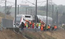 Влак дерайлира във Франция, десетки са ранени