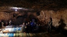 Сирийци без дом са се приютили в подземен бункер край Идлиб, сирия. Девет семейства с 38 деца живеят в две бомбоубеджища.