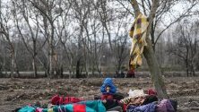Семейство мигранти спи край река Тунджа, край Одрин, в опит да премине гръцката граница.