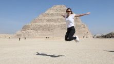 Туристка позира пред пирамидата на фараона Джосер в Гиза, Египет. Пирамидата отново е отворена за посещения след реставрация от 2006 г.