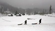 Жители на Кашмир теглят шейните си из ски-курорта Гулмарг по време на традиционните зимни спортни надпревари.