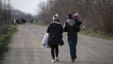 Мигранти вървят край гръцката граница край Пазаркуле, Одрин, Турция.