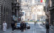 Папа Франциск посети две църкви в опустелия Рим