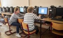 Доброволци помагат на възрастните да разпознават фалшивите новини