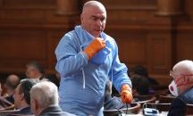 Марешки дойде в парламента със защитно облекло