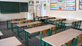 Учениците от 6., 9. и 12. клас се връщат в класните стаи