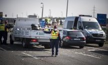 Захариева поиска прибиращите се българи да бъдат пропускани през Австрия и Румъния