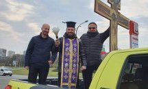 Свещеник в Бургас гони коронавируса със светена вода и тамян