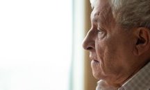 Снимката, която съкруши света: Дядо се запозна с внука си през прозореца