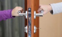 В Литва изобретиха безконтактни дръжки на врати чрез 3D принтер