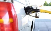 Само с 11% пада цената на бензина у нас, при над 47% по-ниска цена на петрола