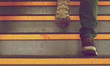 COVID-19 може да оцелее върху обувки пет дни