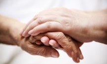 Pomogni.net подават ръка на възрастните хора