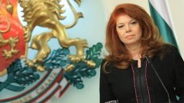 На Шипка не може, а в заведение - да: Йотова видя цинизъм в забраната за тържества на 3 март