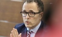Акцент на деня: Шат на банката главата