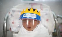 Новородените в Тайланд с шлемове срещу коронавируса
