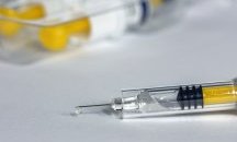 Великобритания тества ваксина срещу COVID-19 върху доброволци