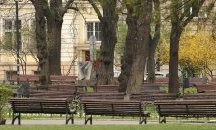 Каракачанов с акт за снимка в градинката пред Народния театър