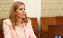 Туроператори и хотелиери искат оставката на министър Ангелкова