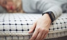 Смарт гривни ще следят спазва ли се карантината