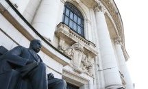 Солена глоба грози Софийския университет за дупките по фасадата