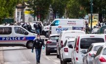 Кола блъсна двама полицаи в Париж