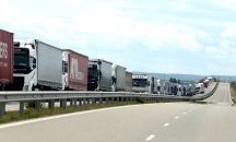 Кошмар за тировете: Километрични опашки и чакане с часове на границата с Гърция
