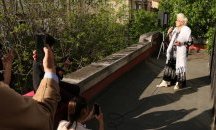 Янка Рупкина пя за медиците, пожарникарите и полицаите, качена на покрив