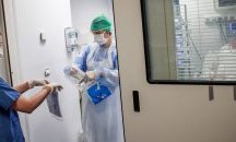Първите изследвани пътници от полета от Амстердам са отрицателни за Covid-19
