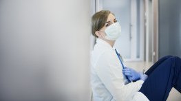Над 50% от медиците с депресия заради пандемията