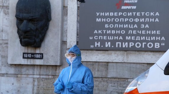 Работещите в "Пирогов" не са получили месечното си заплащане