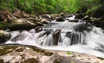 Младеж скочи да плува във водопад, изчезна безследно