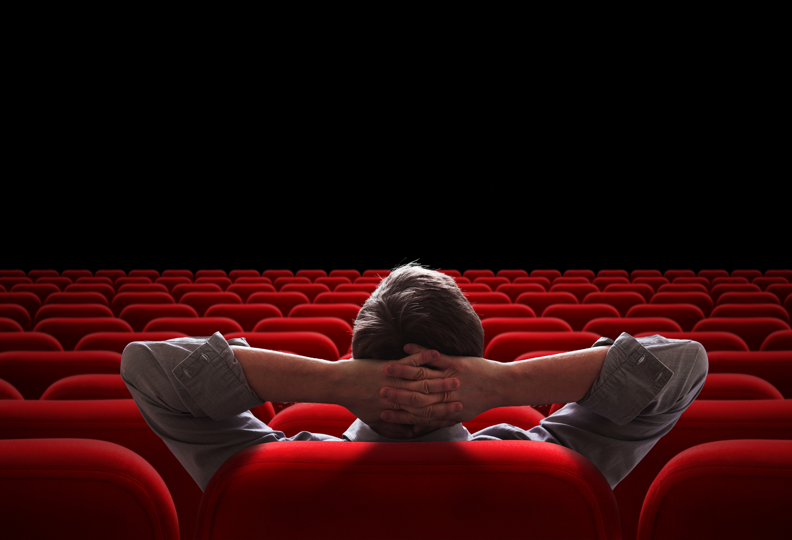 Последний ряд в театре. Люди сидят в кинотеатре. Фотосессия в кинозале. Один зритель в зале. Один человек в кинотеатре.