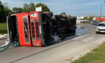 Камион се обърна на кръстовище във Велико Търново