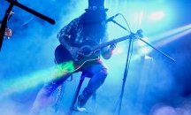 Guns N 'Roses атакуват Тръмп с нова фланелка