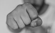 Рап и юмруци в двубой с политически заряд насред София
