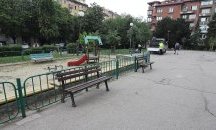 Върнаха пейките в градинката на църквата „Св. Георги“