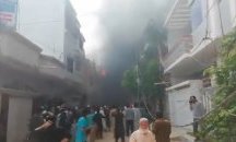 Пътнически самолет се разби в Пакистан, жертвите са най-малко 90