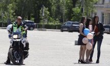 Изгониха абитуриентите от "Александър Невски", те се преместиха пред НИМ в "Бояна"