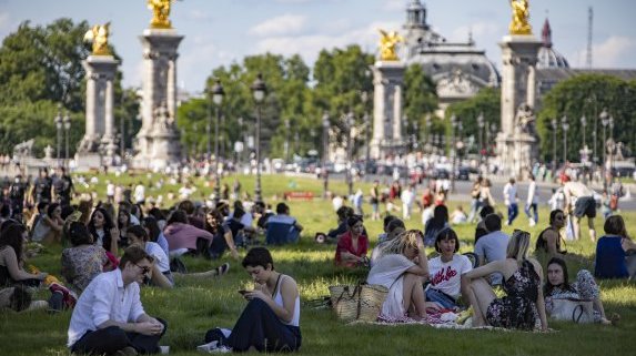 Маските на открито вече са задължителни в Париж