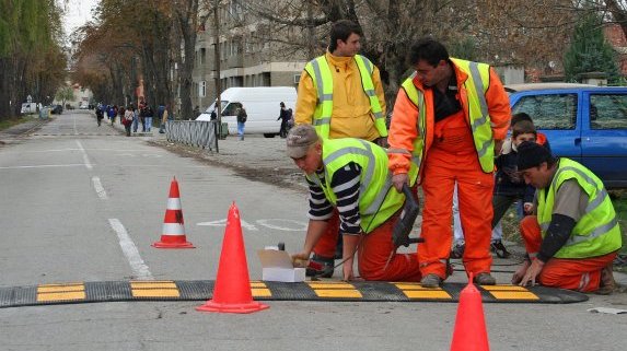 Тестват нов „легнал полицай“ на кръстовището, където загина Милен Цветков