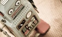 Корейски робот мери температура, пръска с дезинфектант и дава съвети за социална дистанция