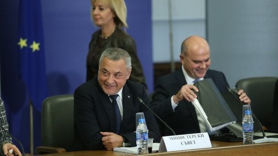 Мая Манолова дава на съд Валери Симеонов