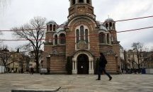 Превърнаха градинката пред църквата "Св. Седмочисленици" в огромна кофа за боклук